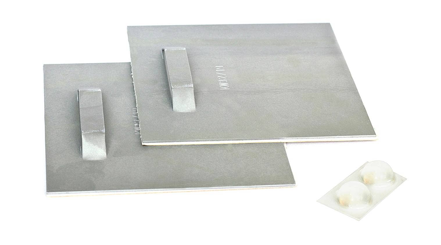 Reclameborden met spiegelplaatjes en boorgaten